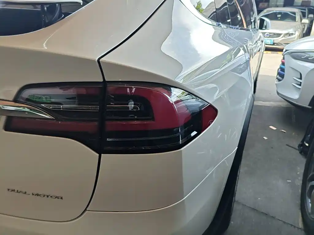 Tesla Model X — миниатюра 8