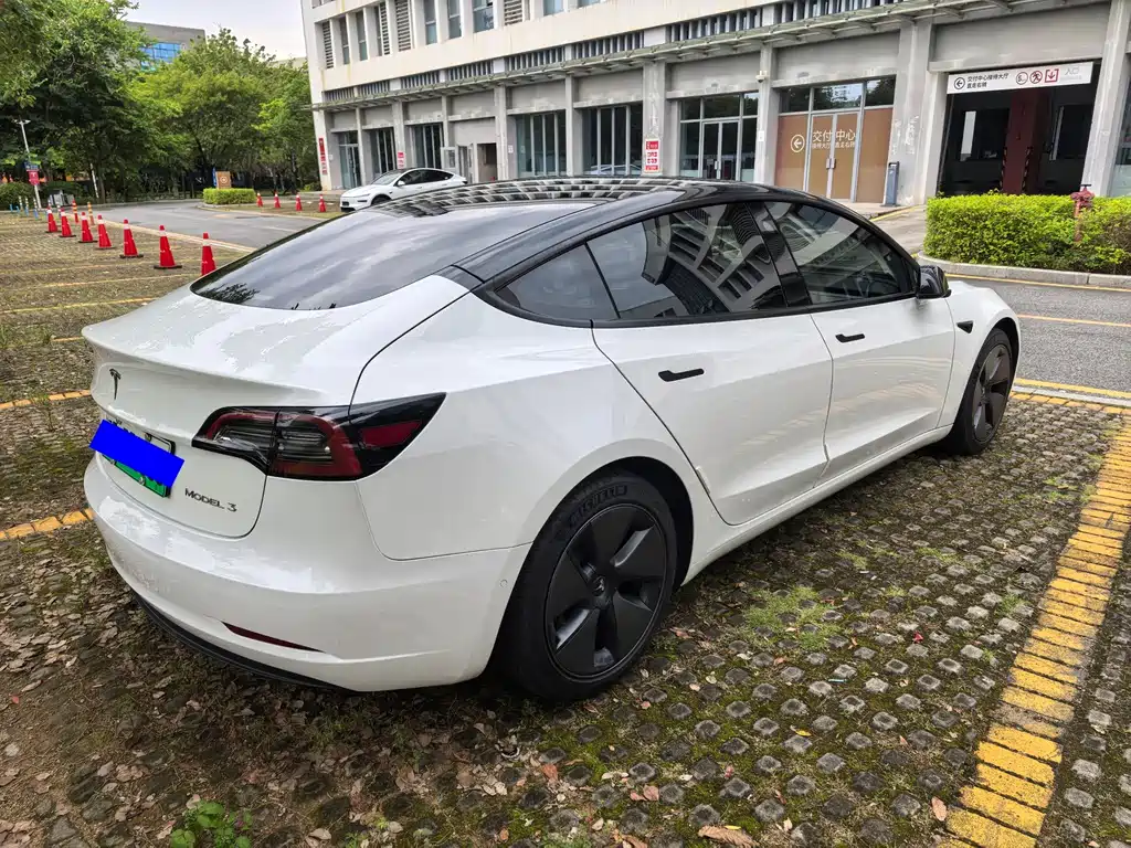 Tesla Model 3 — миниатюра 5