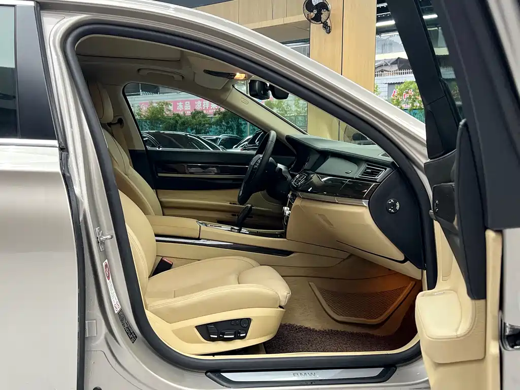 BMW 7 Series — миниатюра 25