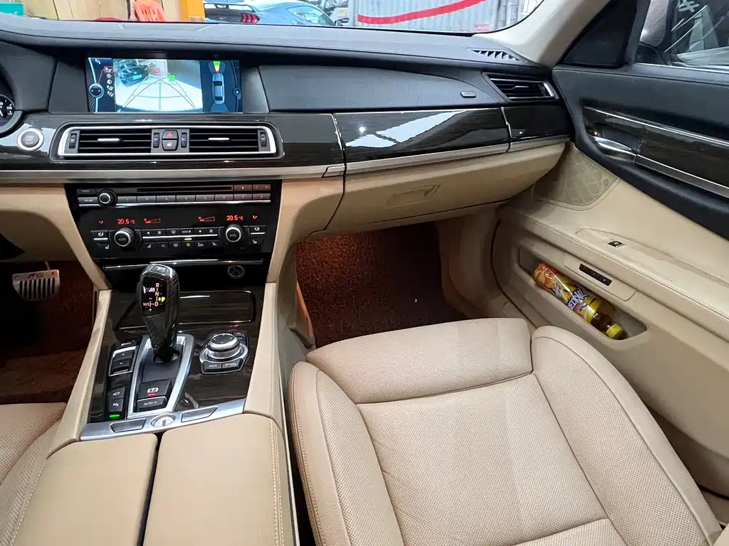 BMW 7 Series — миниатюра 30