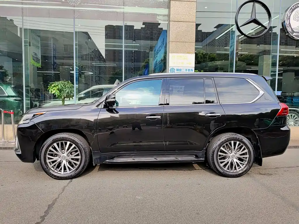 Lexus LX 570 Dynamic Luxury Edition, фото 3