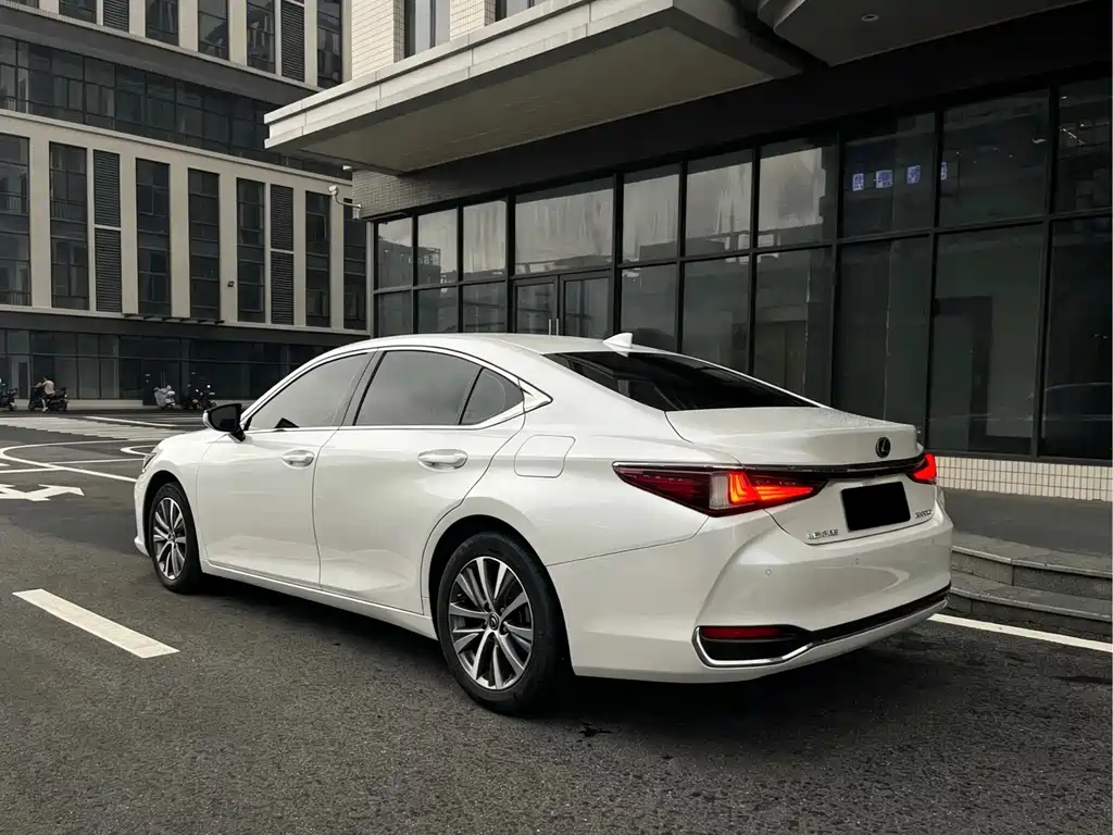 Lexus ES — миниатюра 12