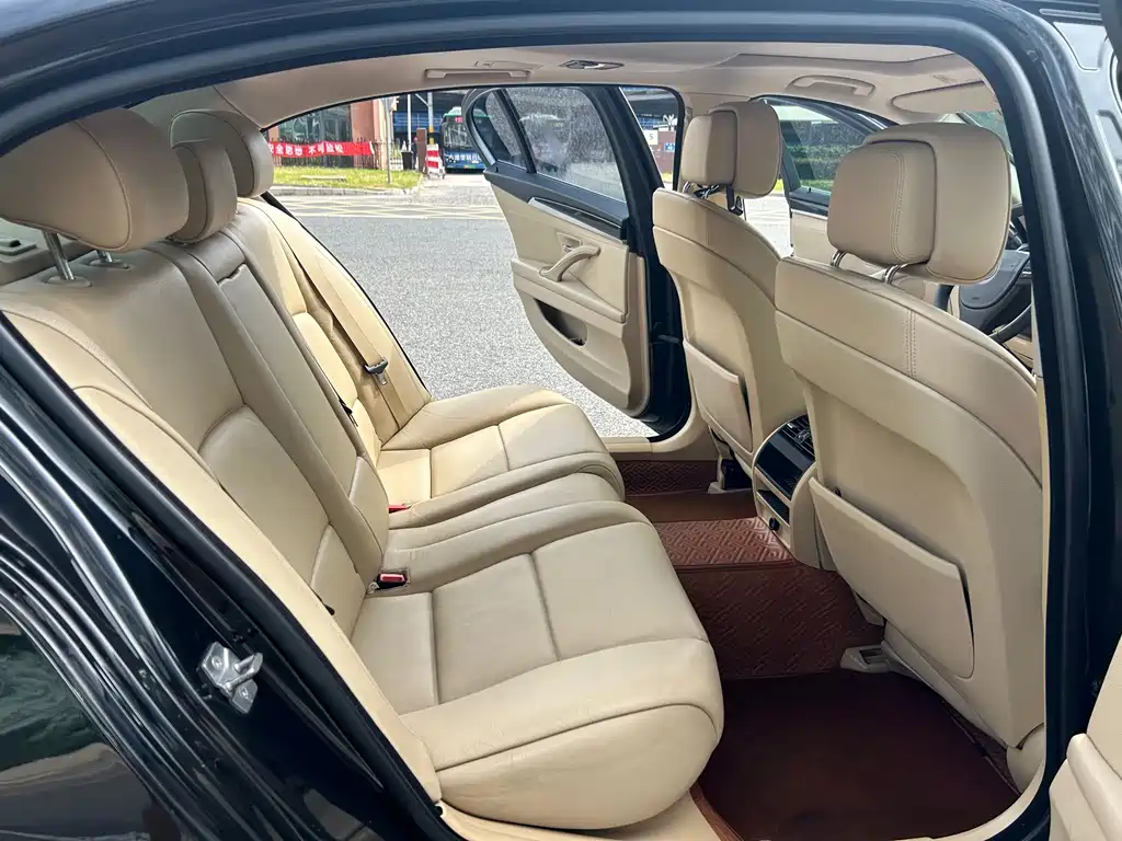 BMW 5 Series — миниатюра 10