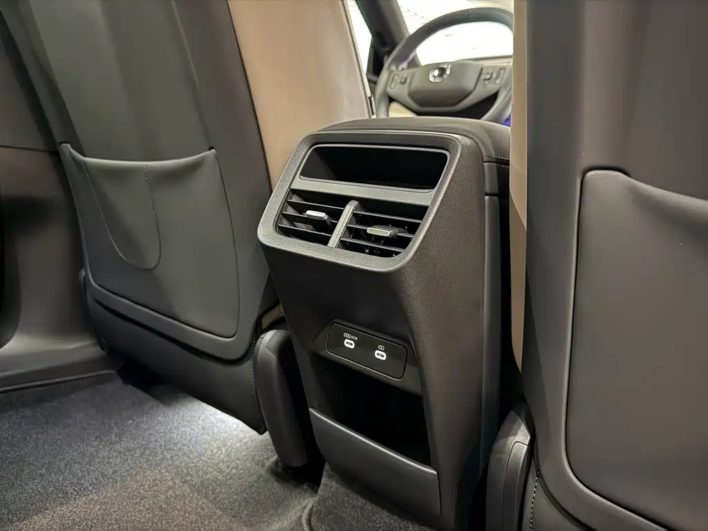 Volvo XC70 PHEV — миниатюра 13