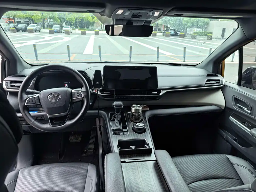 Toyota Granvia — миниатюра 6