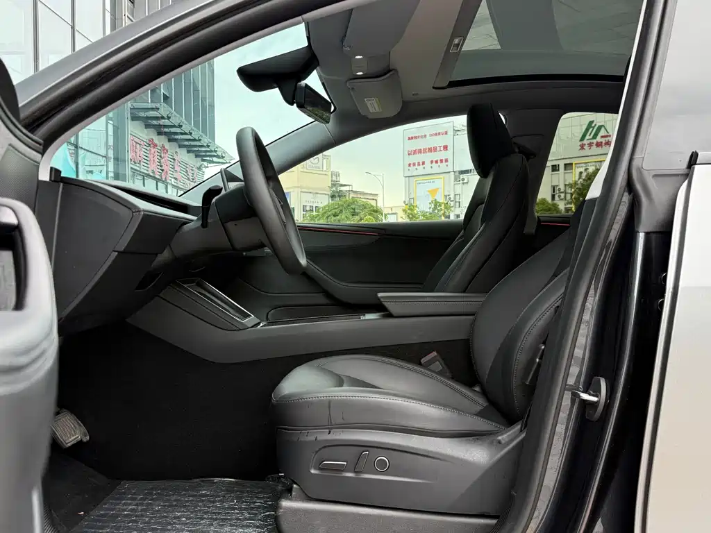 Tesla Model Y — миниатюра 16