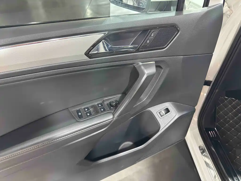 Volkswagen Tiguan L — миниатюра 17