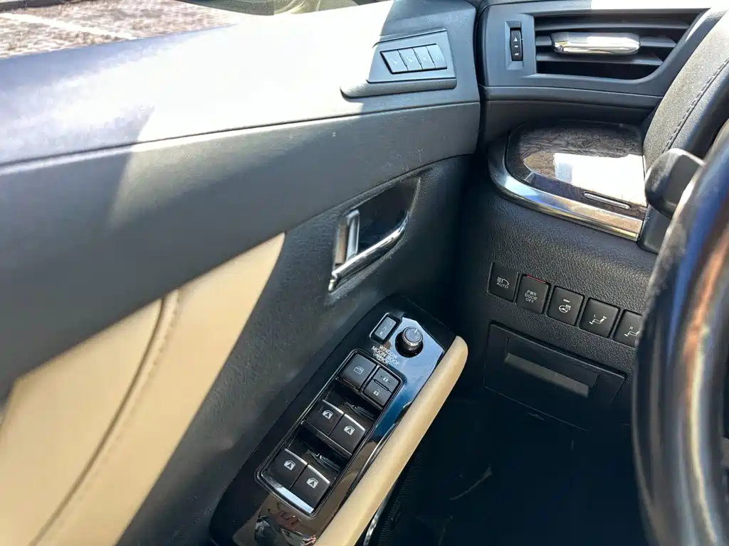 Toyota Alphard — миниатюра 24