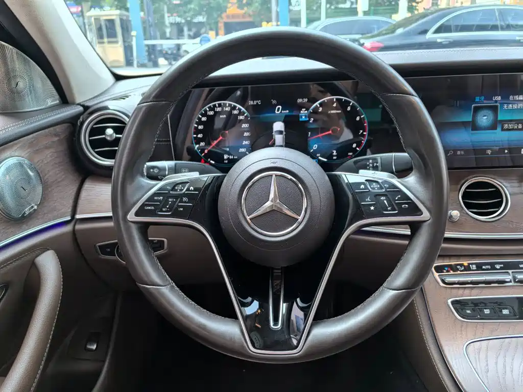 Mercedes-Benz E-Class — миниатюра 5