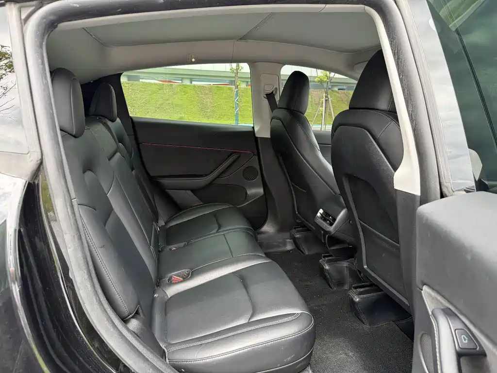 Tesla Model Y — миниатюра 10