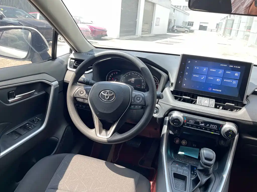 Toyota RAV4 — миниатюра 9