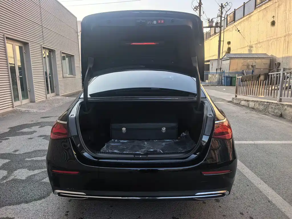 Mercedes-Benz E-Class — миниатюра 9