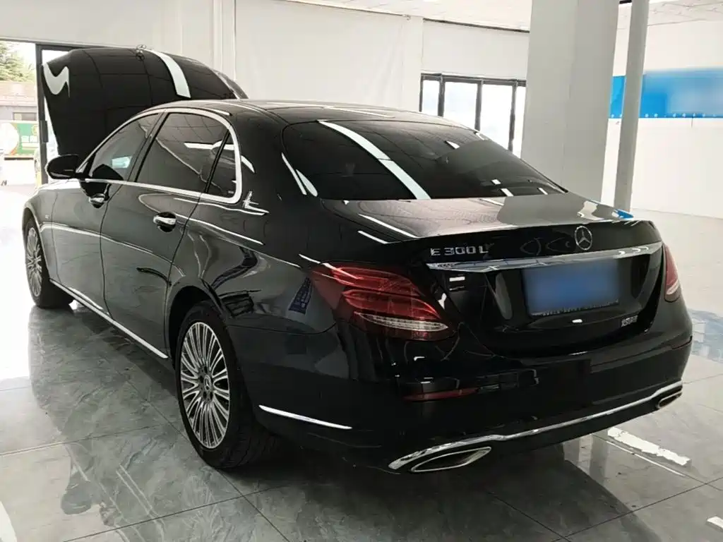 Mercedes-Benz E-Class — миниатюра 5