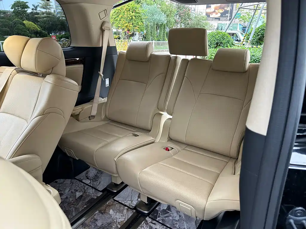 Toyota Alphard — миниатюра 5