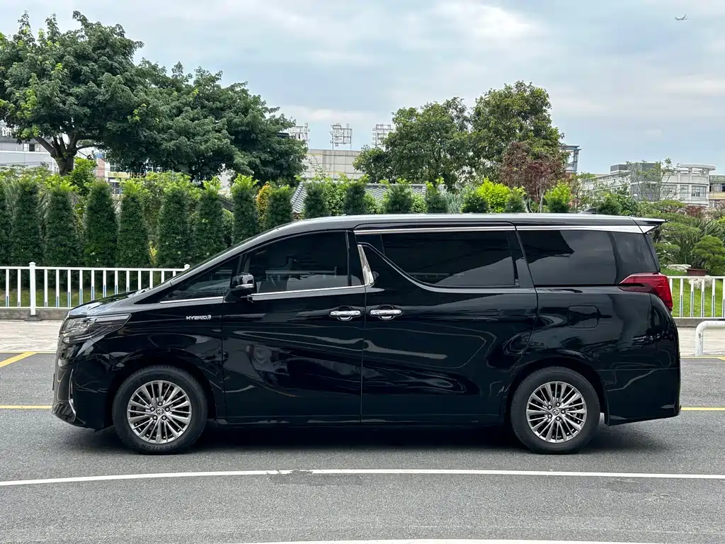 Toyota Alphard — миниатюра 2