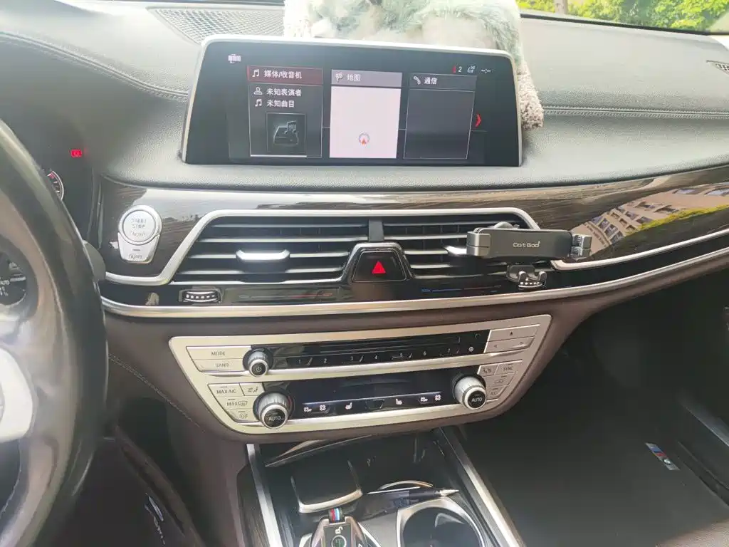 BMW 7 Series — миниатюра 14