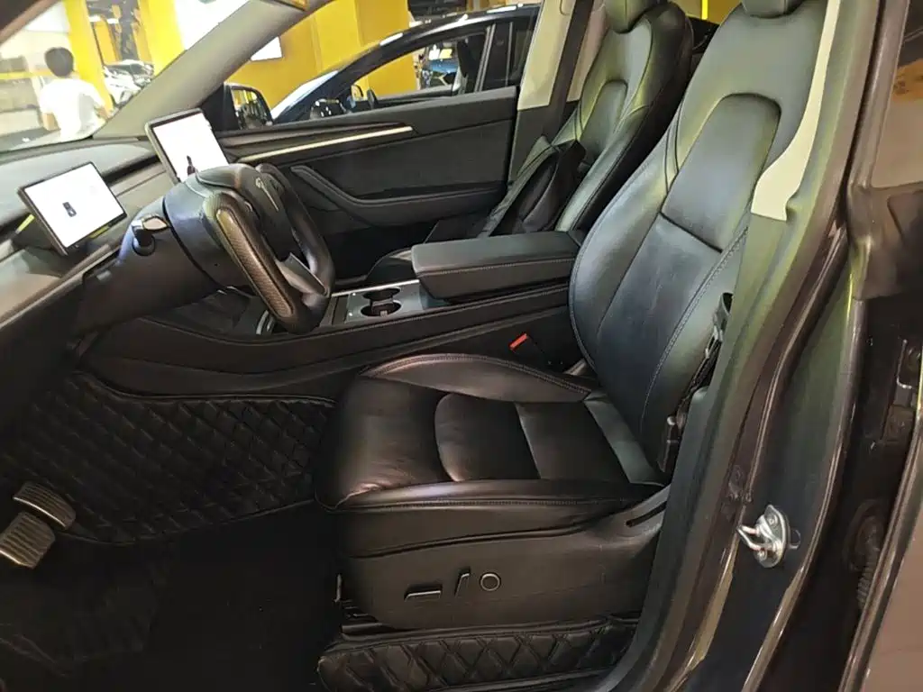 Tesla Model Y — миниатюра 15