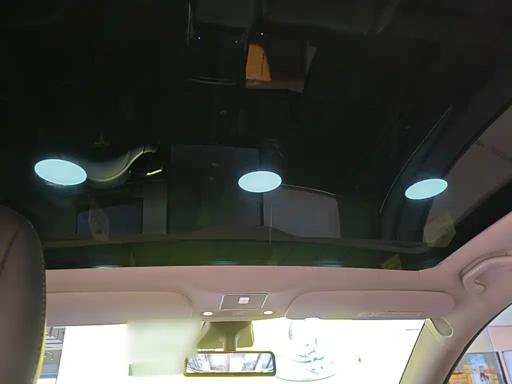 Tesla Model Y — миниатюра 18