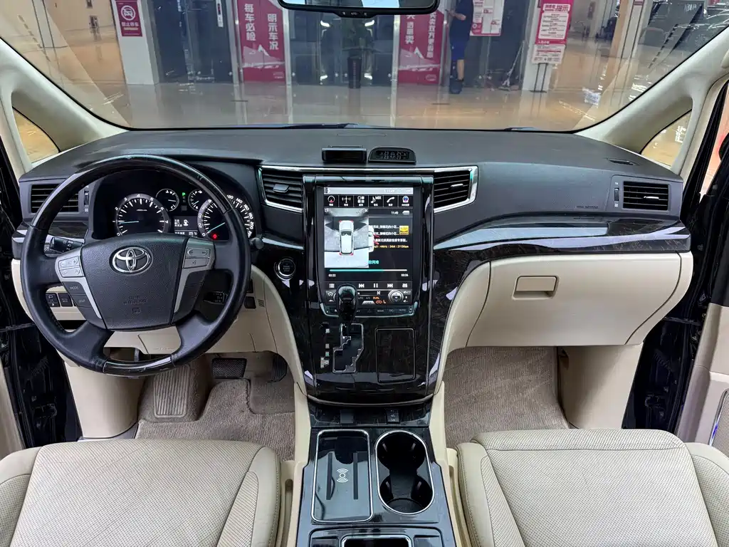Toyota Alphard — миниатюра 4
