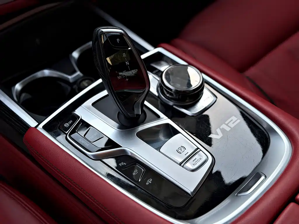 BMW 7 Series — миниатюра 13