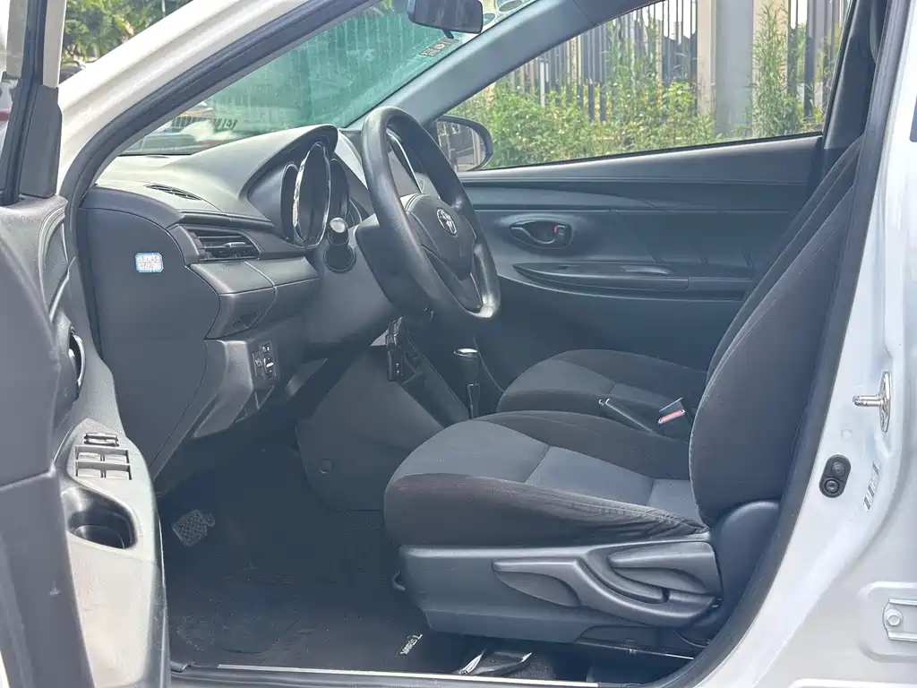 Toyota Yaris L — миниатюра 3