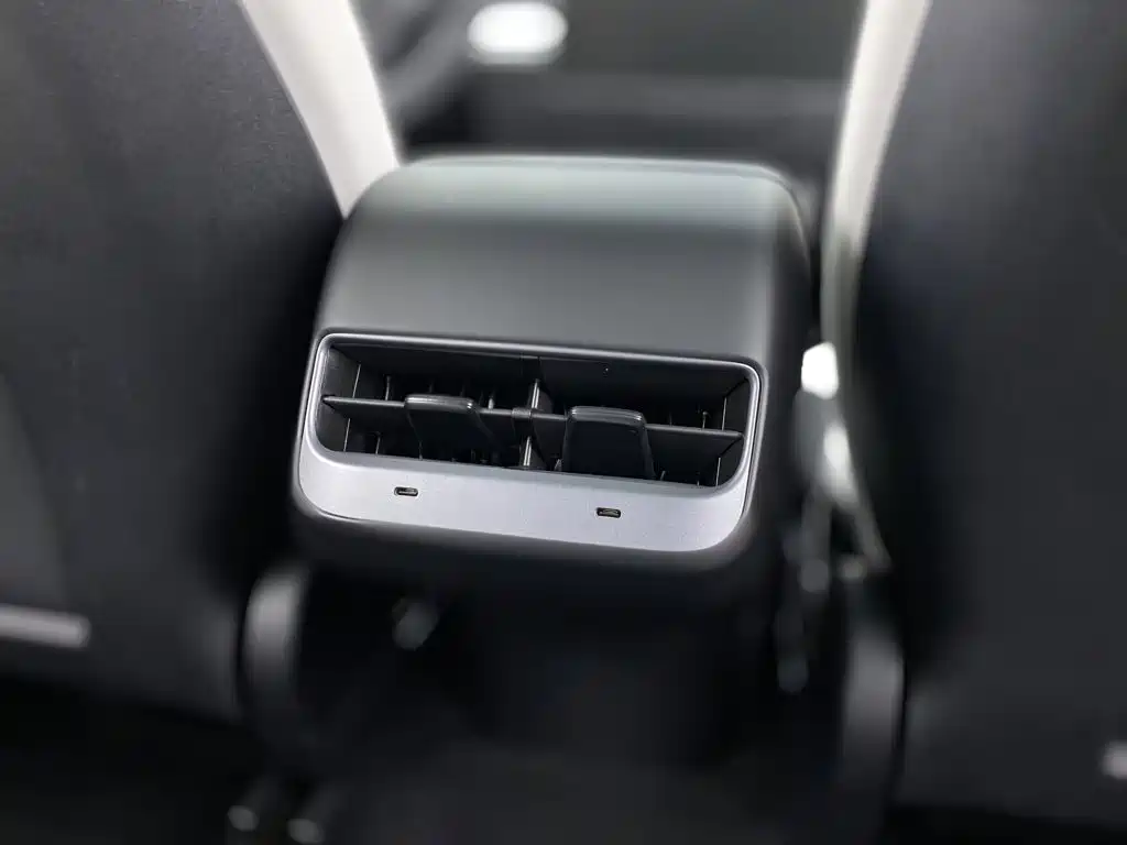 Tesla Model Y — миниатюра 22