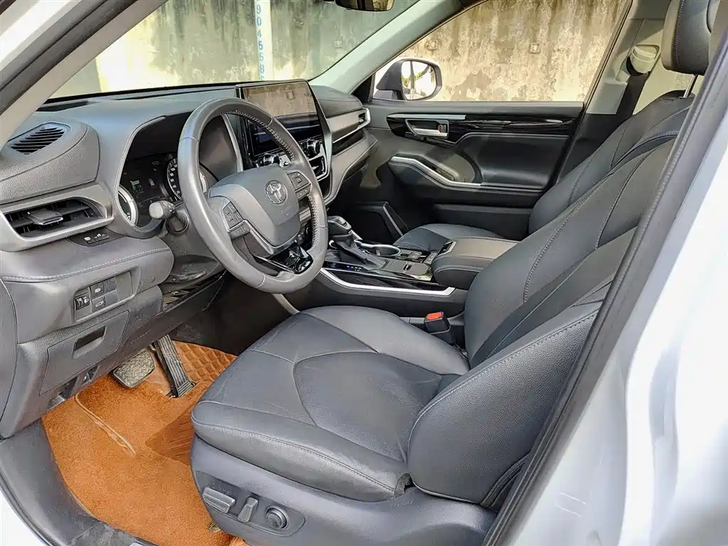 Toyota Highlander 2022 2.5L Luxury 7 мест