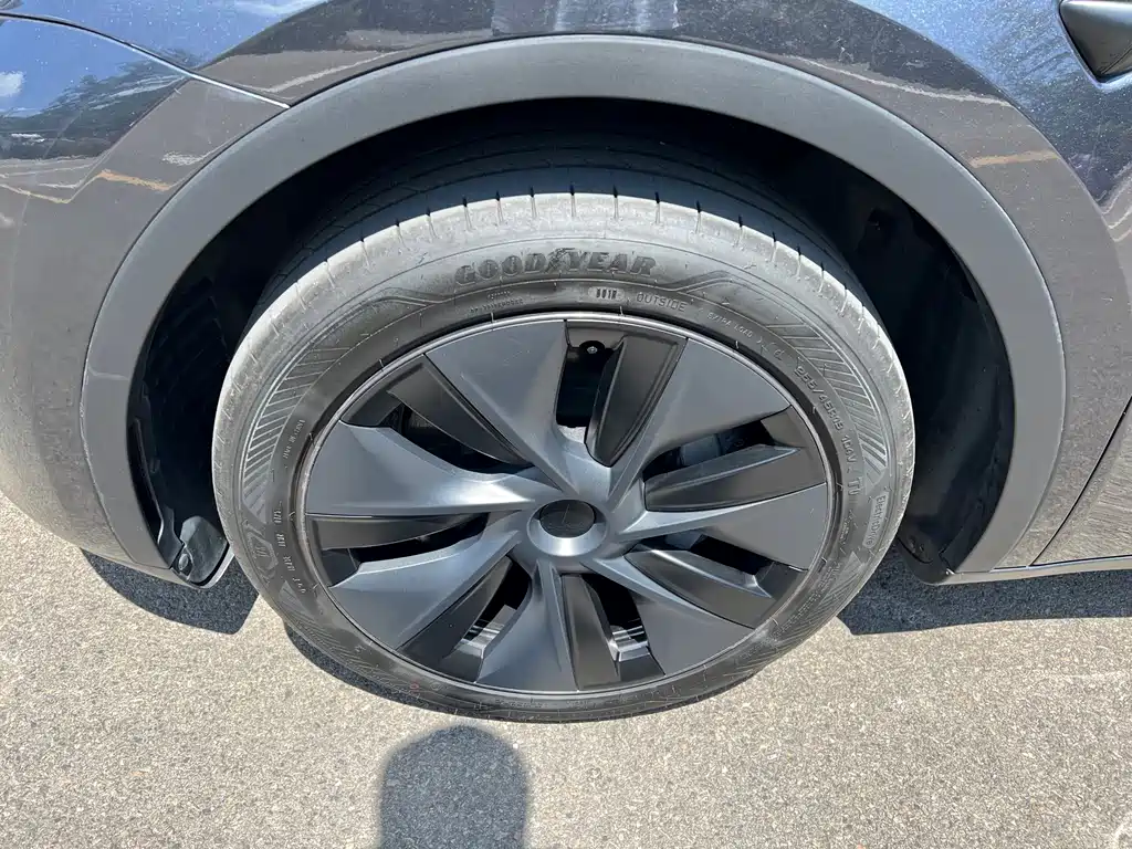 Tesla Model Y — миниатюра 15