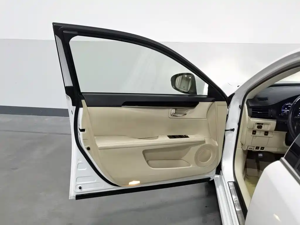 Lexus ES — миниатюра 8