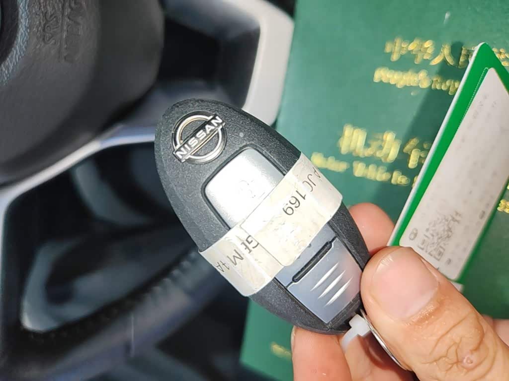 Nissan X-Trail 2.0 л 2025 г. Серебристо-серый, пробег 4700 км