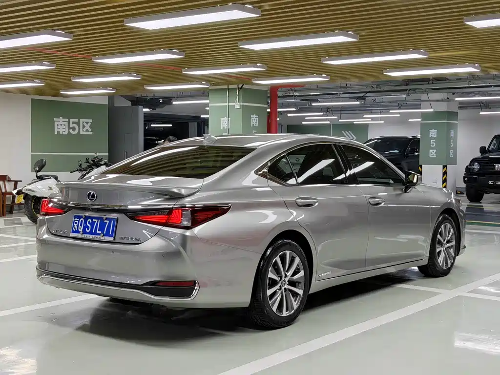 Lexus ES 2018 300h V