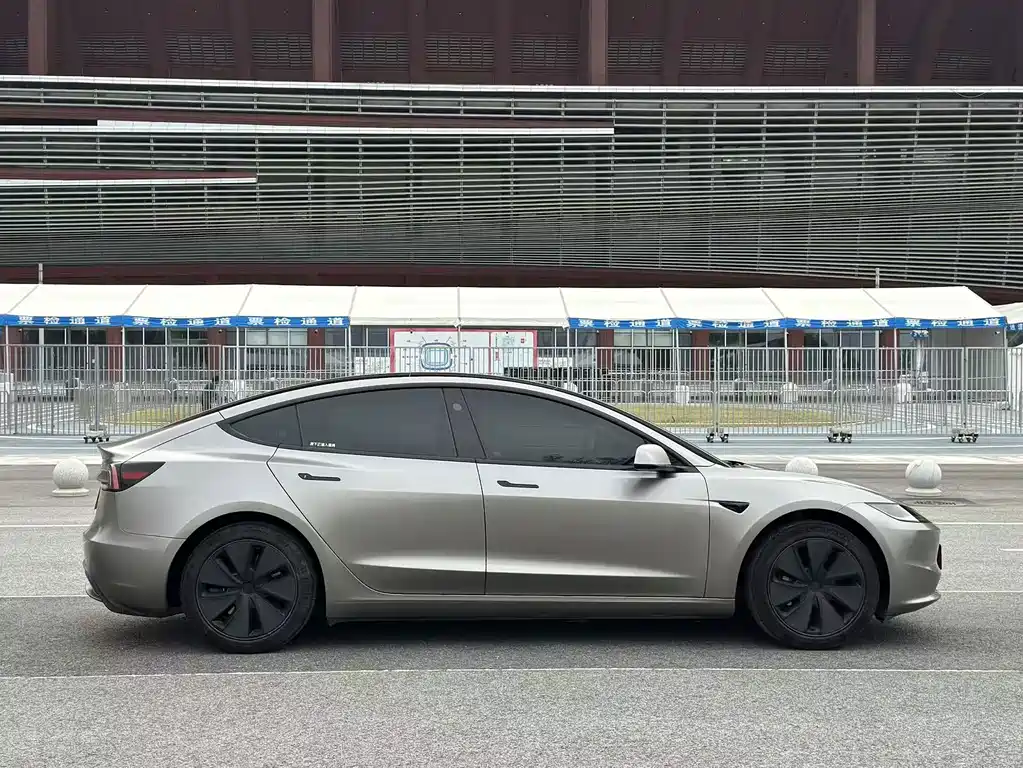 Tesla Model 3 — миниатюра 19