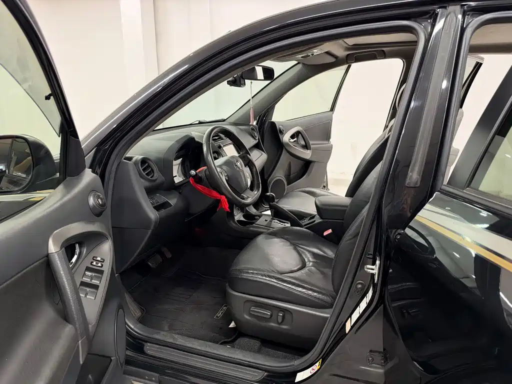 Toyota RAV4 — миниатюра 7