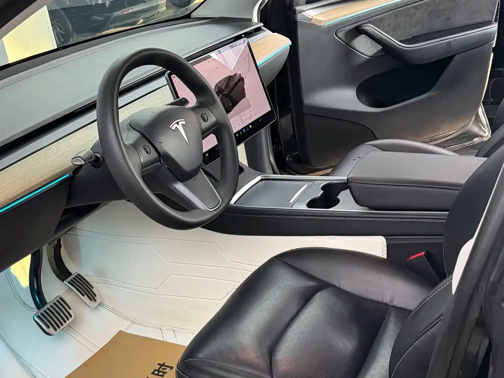 Tesla Model Y — миниатюра 5