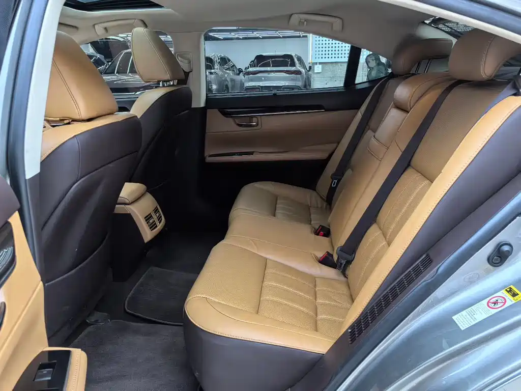 Lexus ES — миниатюра 8