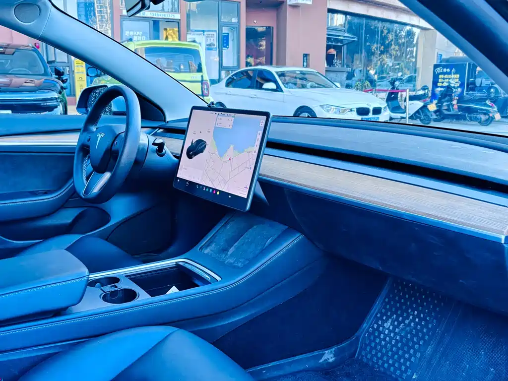 Tesla Model 3 — миниатюра 10