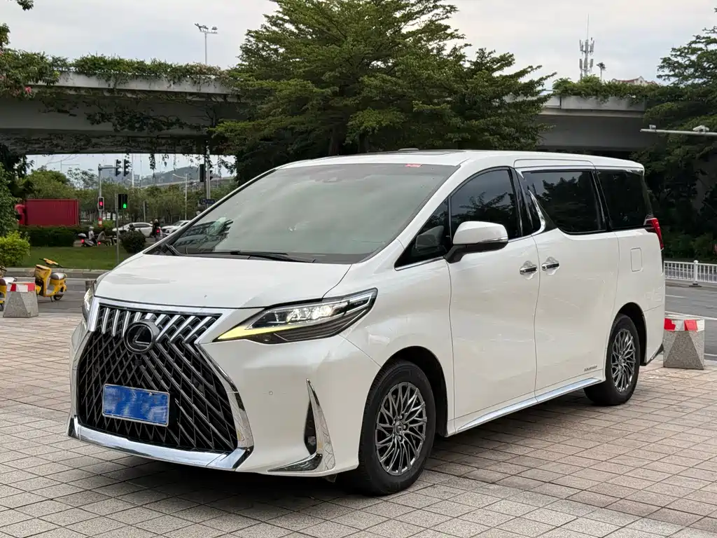 Lexus LM