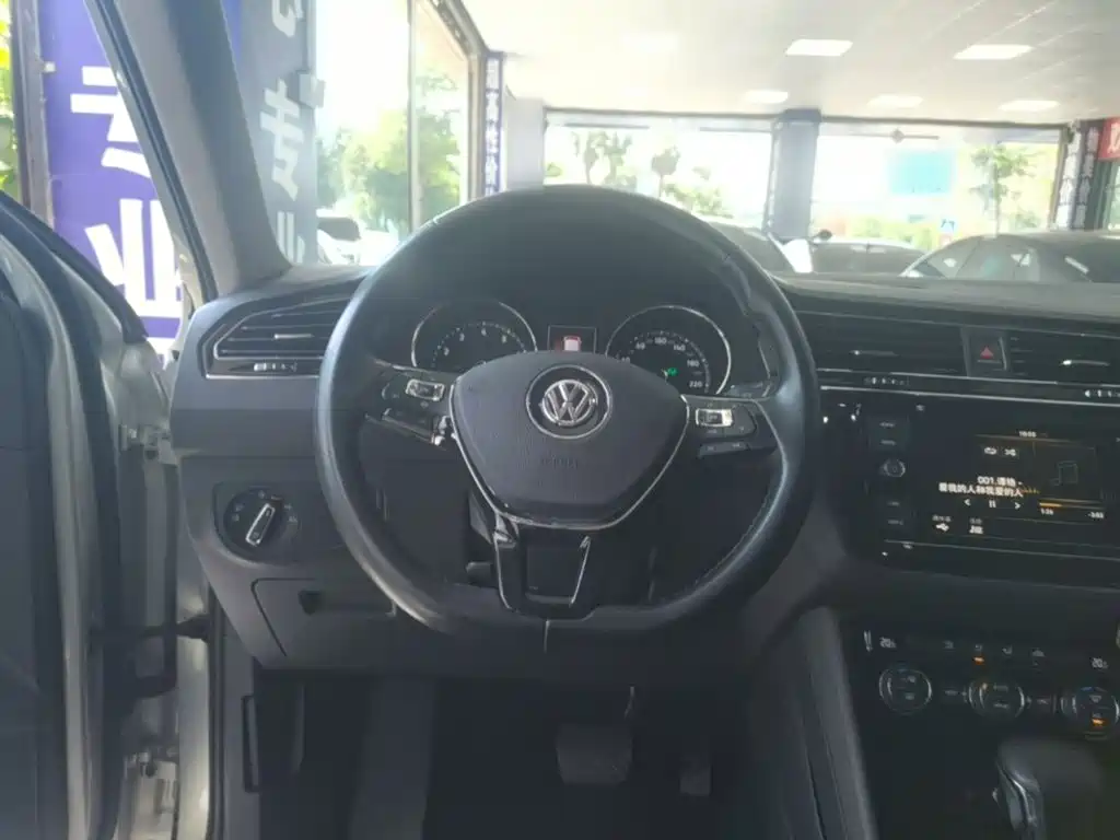 Volkswagen Tiguan L — миниатюра 11