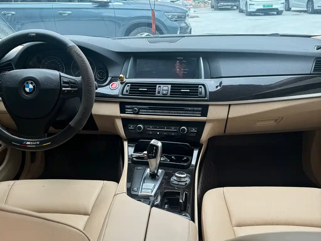 BMW 5 Series — миниатюра 12