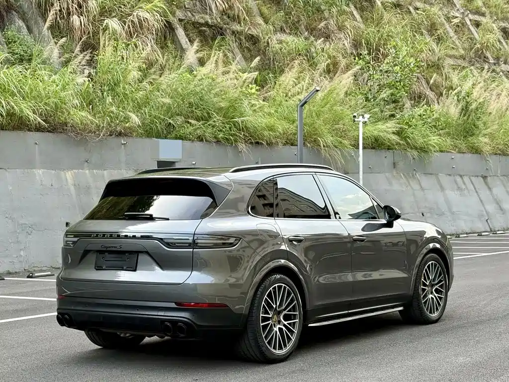Porsche Cayenne — миниатюра 9