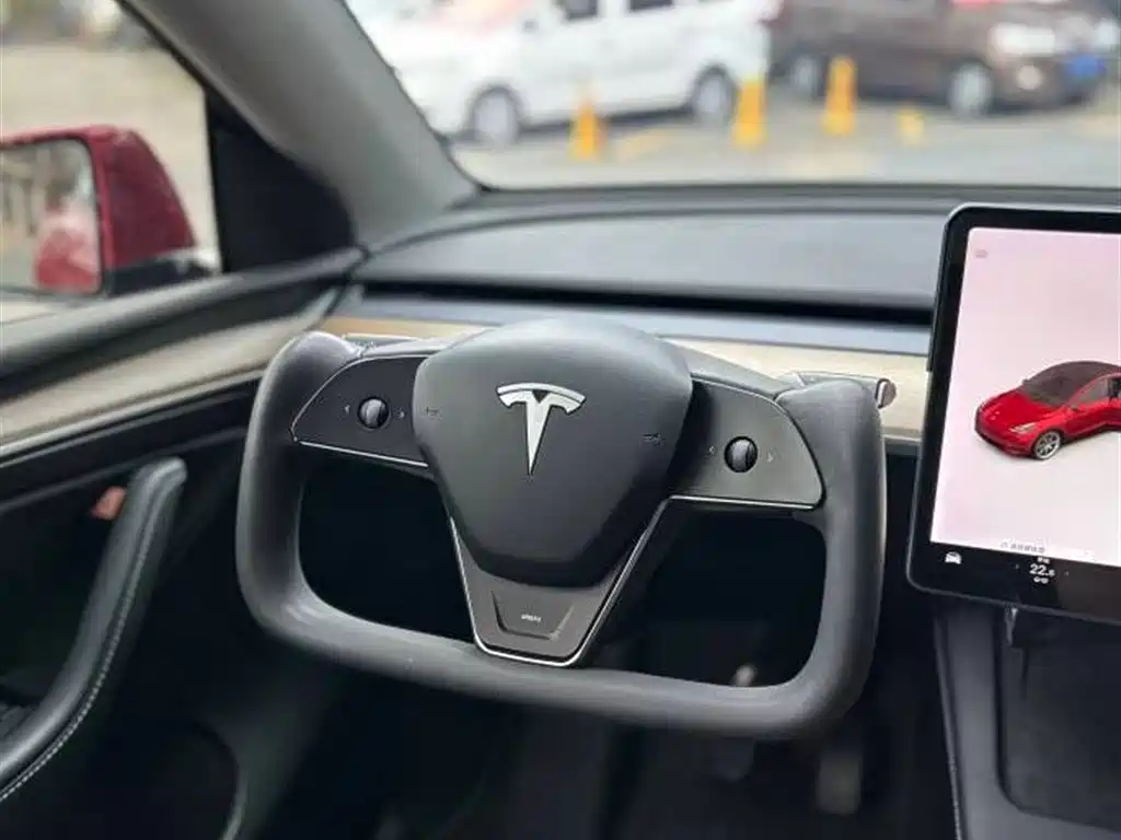 TESLA MODEL Y