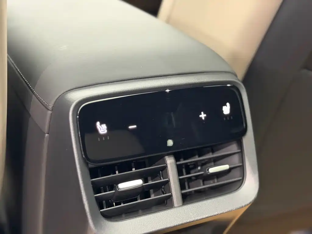 Volvo XC70 PHEV — миниатюра 19