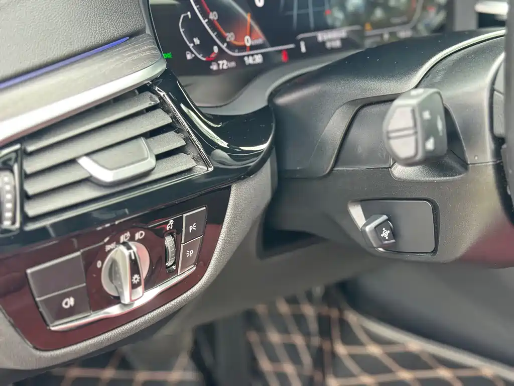 BMW 5 Series — миниатюра 18