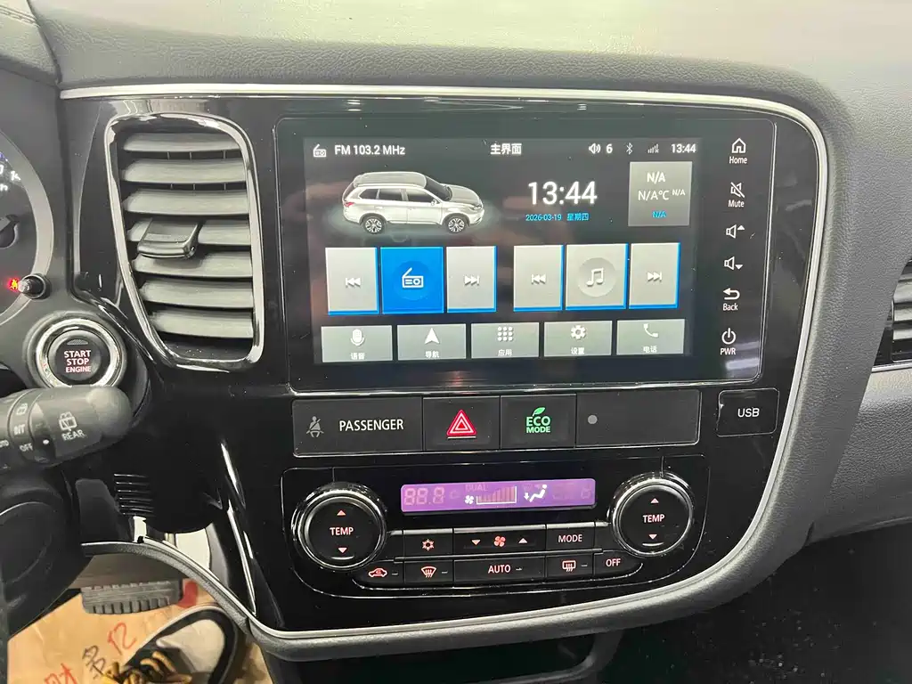 MITSUBISHI OUTLANDER