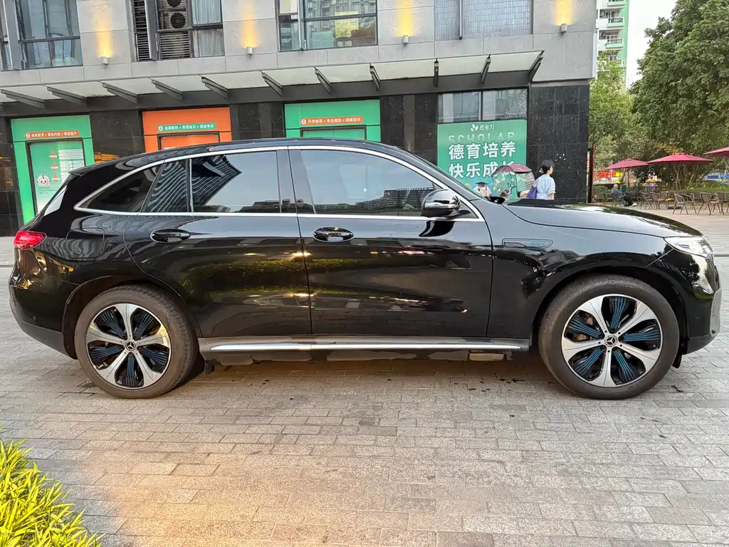 MERCEDES-BENZ EQC