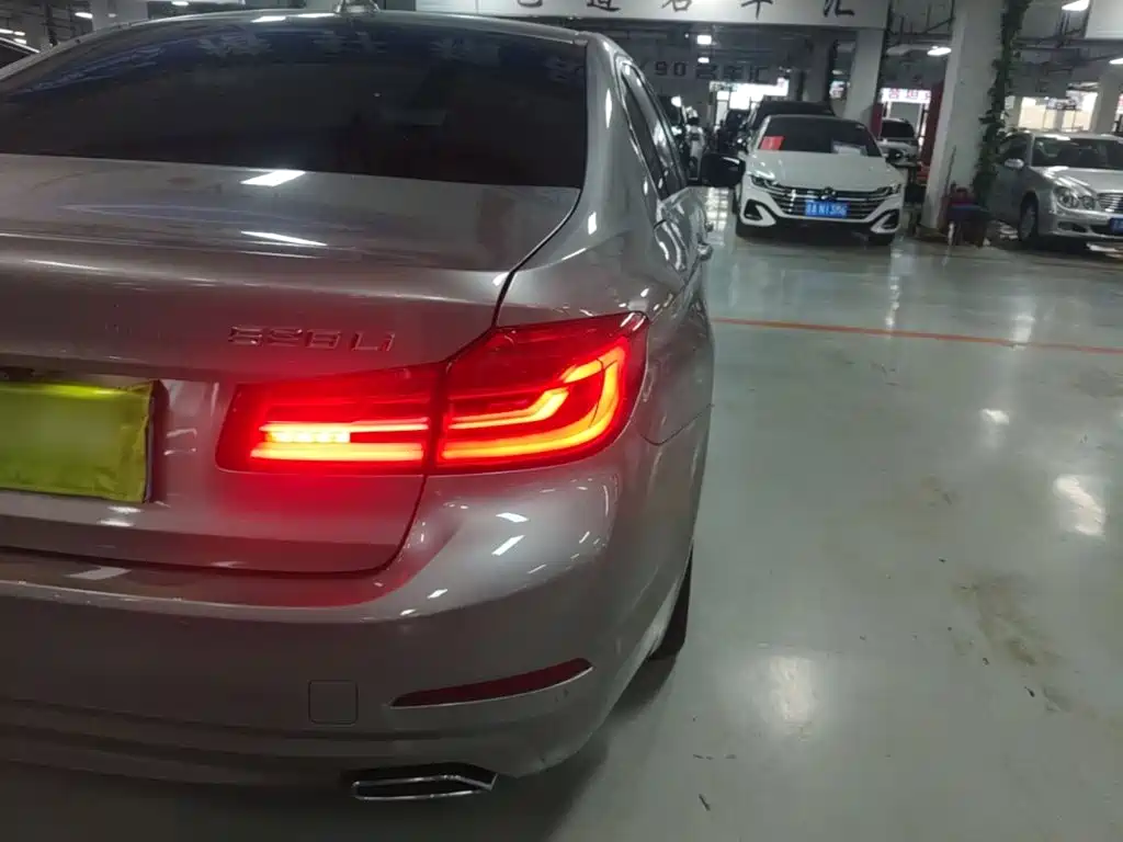 BMW 5 Series — миниатюра 8