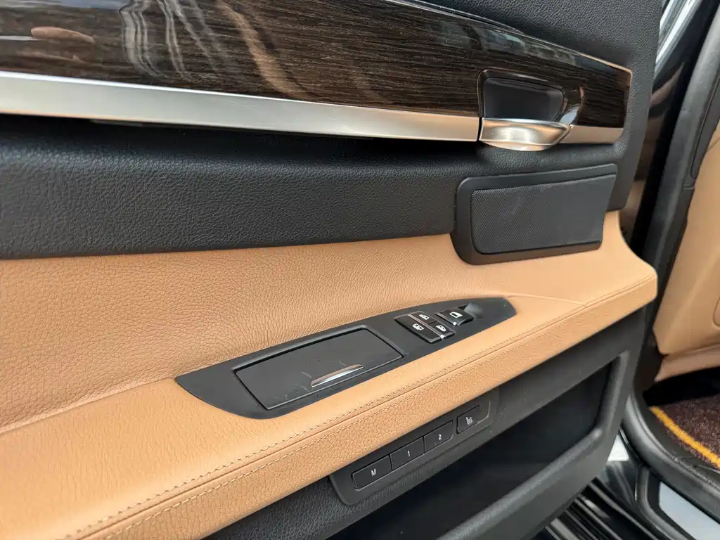 BMW 7 Series — миниатюра 9
