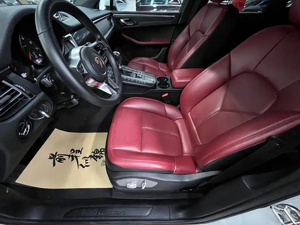 PORSCHE MACAN
