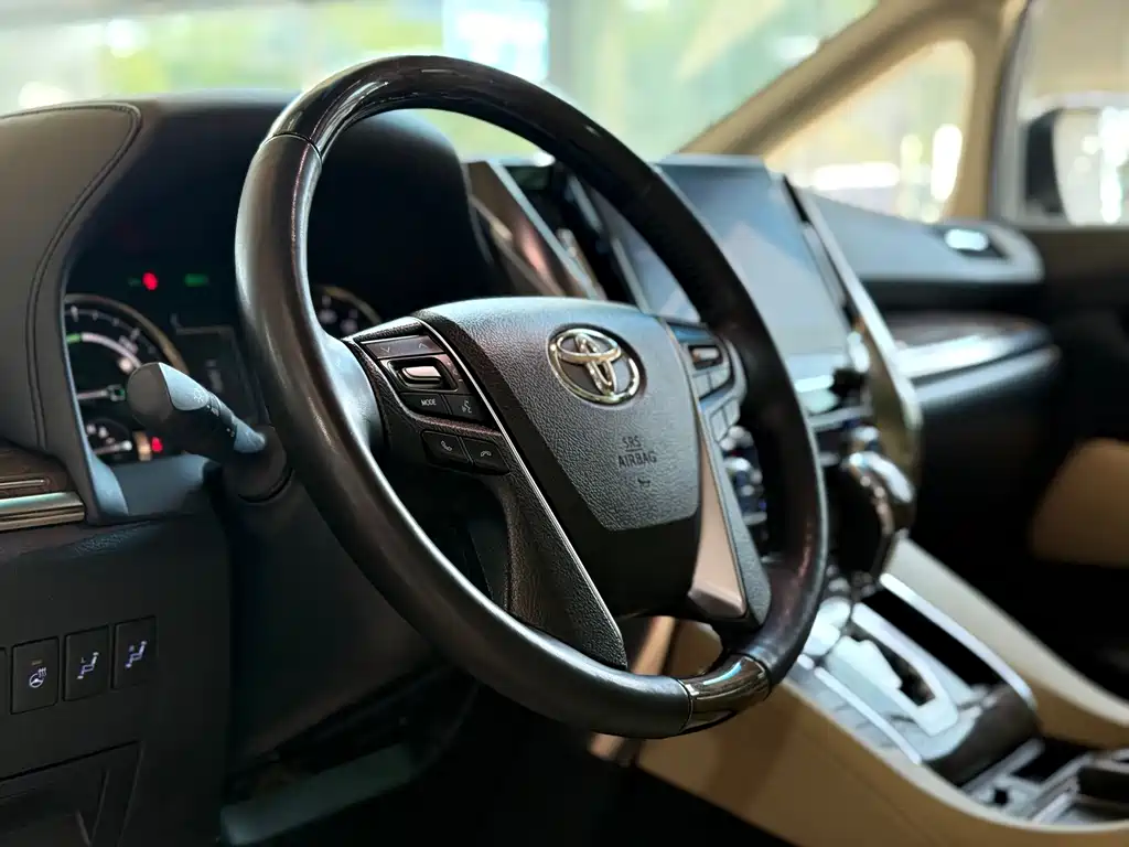 Toyota Alphard — миниатюра 7