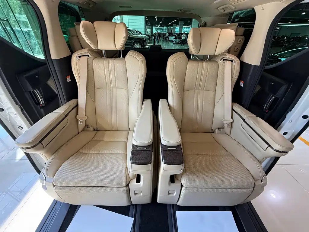 Toyota Alphard — миниатюра 11